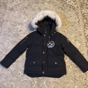 Moose Knuckles mörkblå vinterjacka  - Helt ny knuckle moose i mörkblå.                                       Storleken är M                                                                    Den är perfekt för vintern eller julklapp till julen         Billigare vid snabbaffär                                        OBS!! Skriv ifall du vill se bild hur den är på och för fler bilder! 