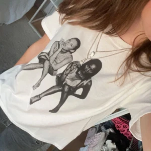 Inprintwetrust t-shirt  - Sjukt snygg printed t-shirt från inprintwetrust! Köpt för ca 450 men säljer den för 290❣️❣️nyskick!!