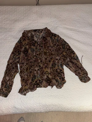 Fin och exklusiv blus. - Väldigt fin och unik samt väldigt exklusiv från Massimo Dutti, använd fåtal gånger men inga slitage eller liknande. Perfekt för utgång, finmiddag eller utomland. Köpt på Massimo Dutti Portugal. Nypris 900 kronor. 