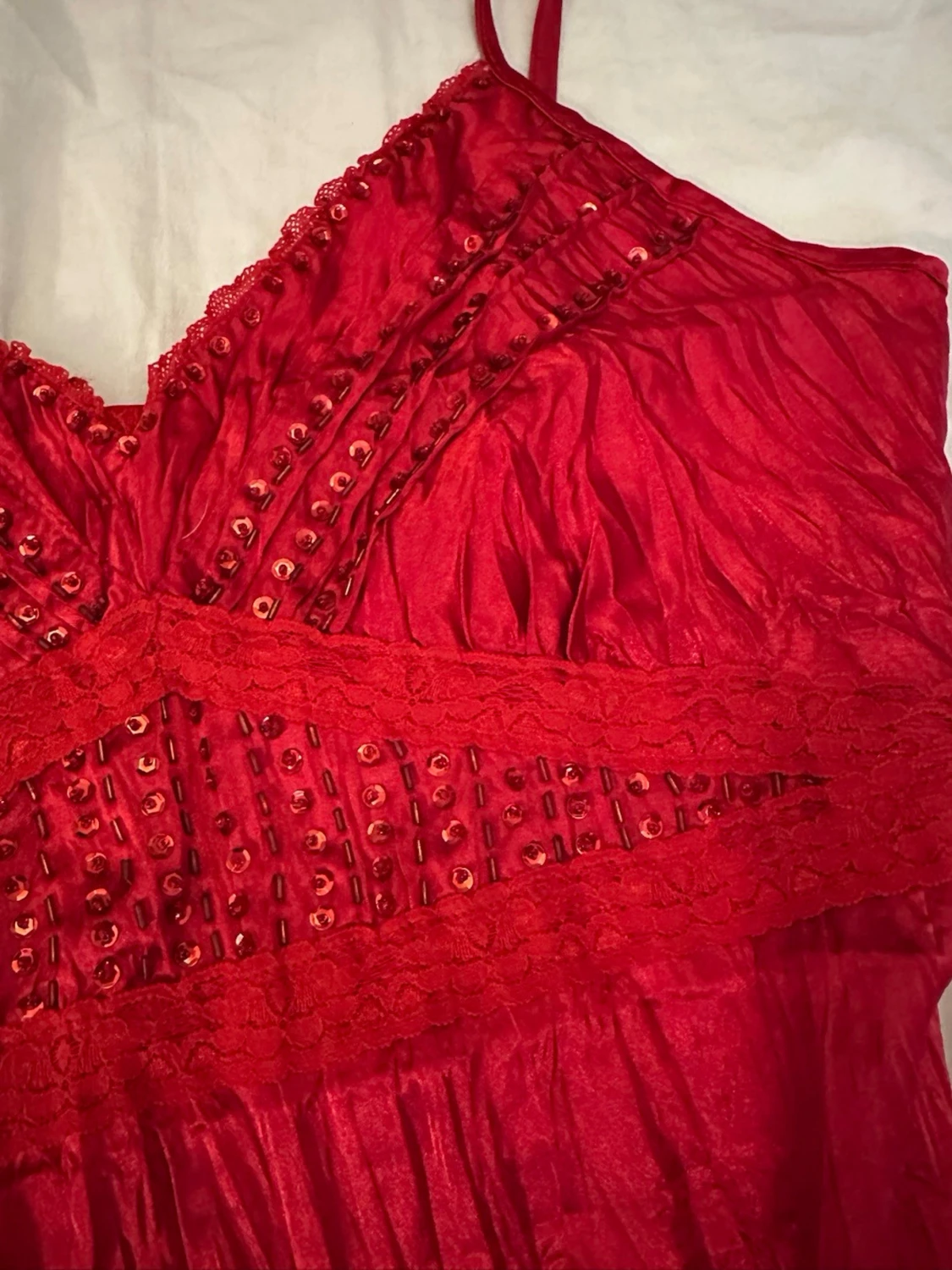 Röd paljettprydd linnetopp med spets - 3
