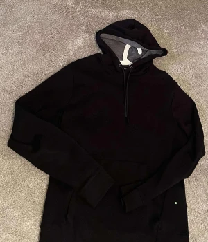Helt ny Hugo boss Hoodie - Köpte den på boozt men den passar inte längre. Väldigt skön material. 