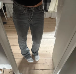 Grå raka jeans från weekday  - Säljer ett par grå jeans från weekday med klassisk femficksdesign och rak passform. Jeansen har normal midja och är tillverkade i slitstarkt denim. Perfekt för dig som gillar en enkel och clean look.