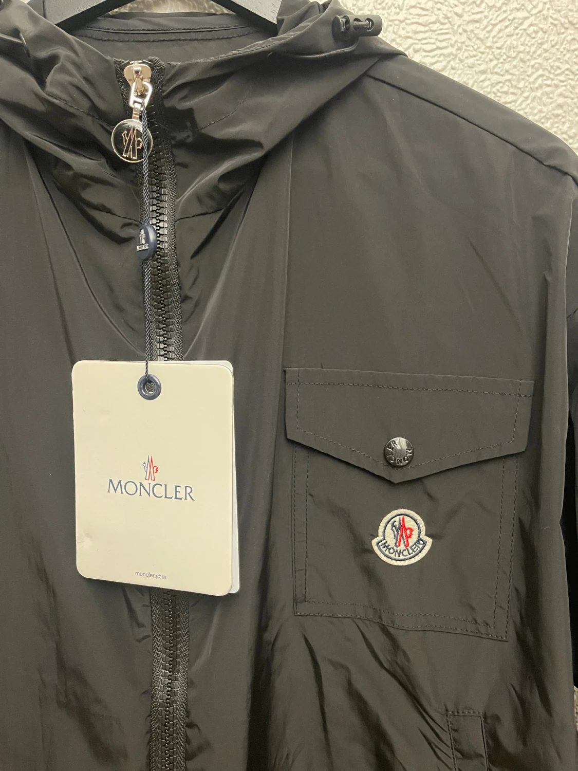 Svart vindjacka från Moncler med huva - 1