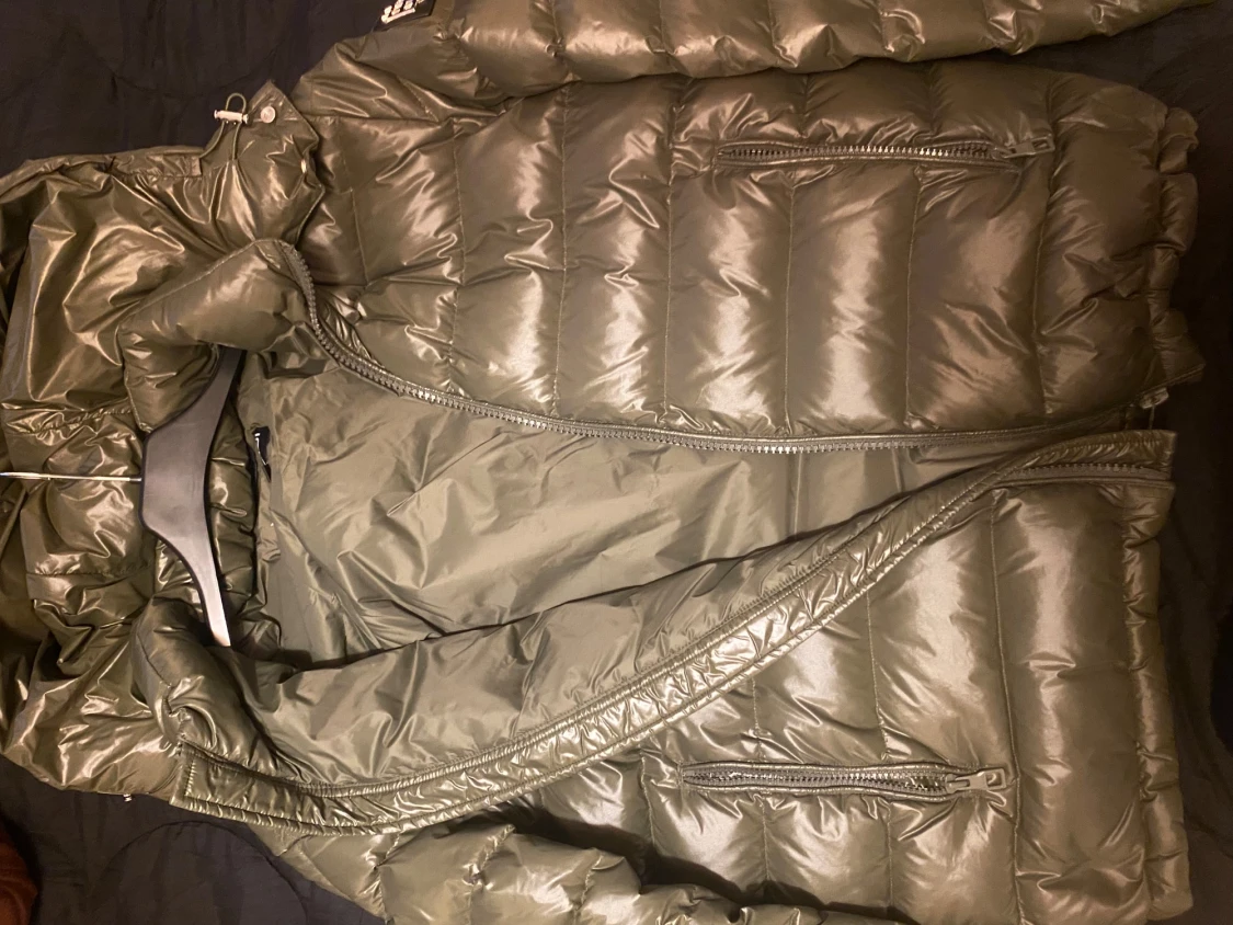 Olivgrön pufferjacka från Bvaldi