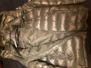 Olivgrön pufferjacka från Bvaldi - Säljer en olivgrön vinter dunjacka från Bvaldi i storlek L nästan helt ny använd ett fåtal gånger, inga defekter 