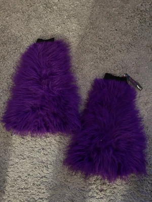 Benpuffar från  Punk babes. Storlek onesize. - Benpuffar helt nya. Onesize. Lila färg. Märke Punk babes.