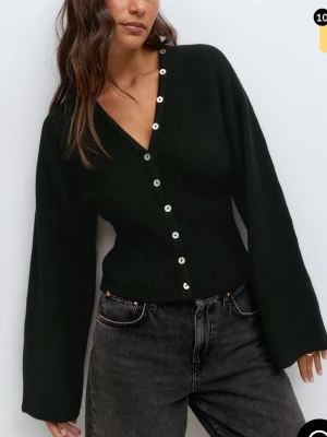 Fitted waist knitted cardigan - Jättesnygg och använd 1gång så helt som ny! Helt slutsåld på hemsidan