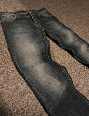 Nudie Grim Tim Jeans - Säljer dessa Nudie Grim Tim jeans med riktigt snygg tvätt. Storlek: 31/32. Skick: Mycket bra. Har du frågor eller funderingar, hör gärna av dig🙌⭐️