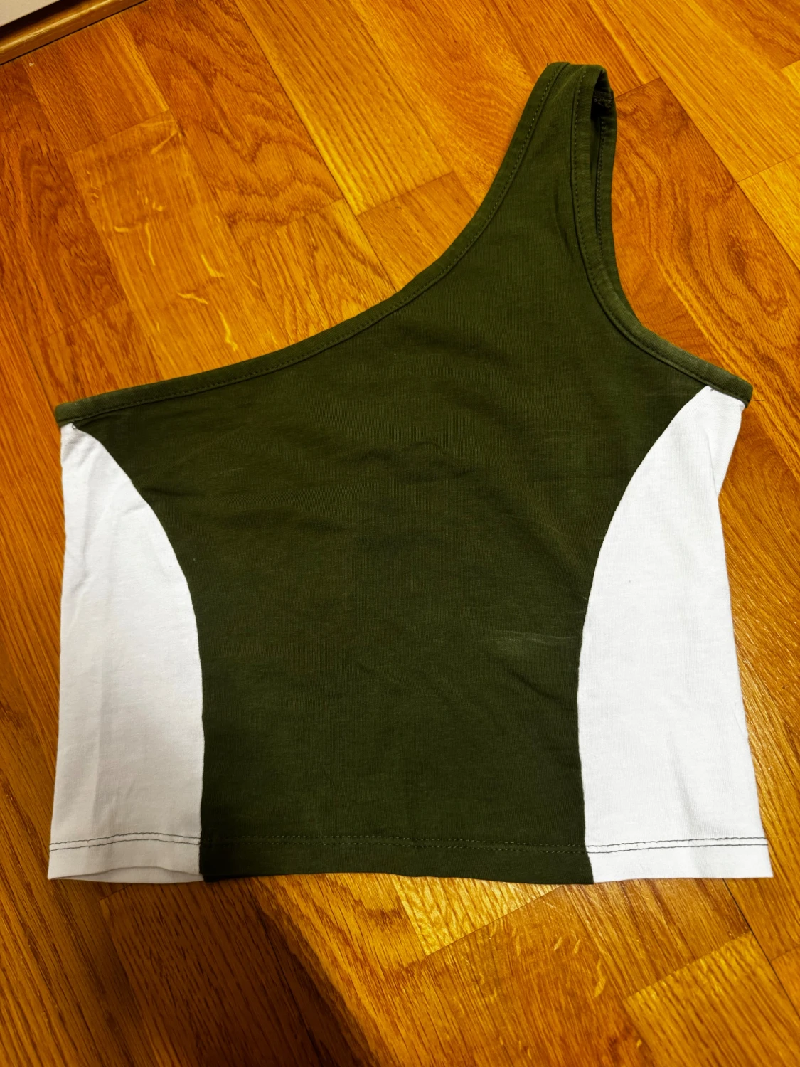 Grön och vit oneshoulder topp FB Sister