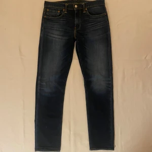 Levi's 502 Jeans - Säljer ett par riktigt snygga jeans från Levis. Jeansen har en schysst wash och en klassisk look. Ett givet plagg i garderoben för vardagen med bra kvalitet och passform. Storleken är W:32 L:34 och modellen sitter bra. Vid intresse är det bara att höra av sig :)