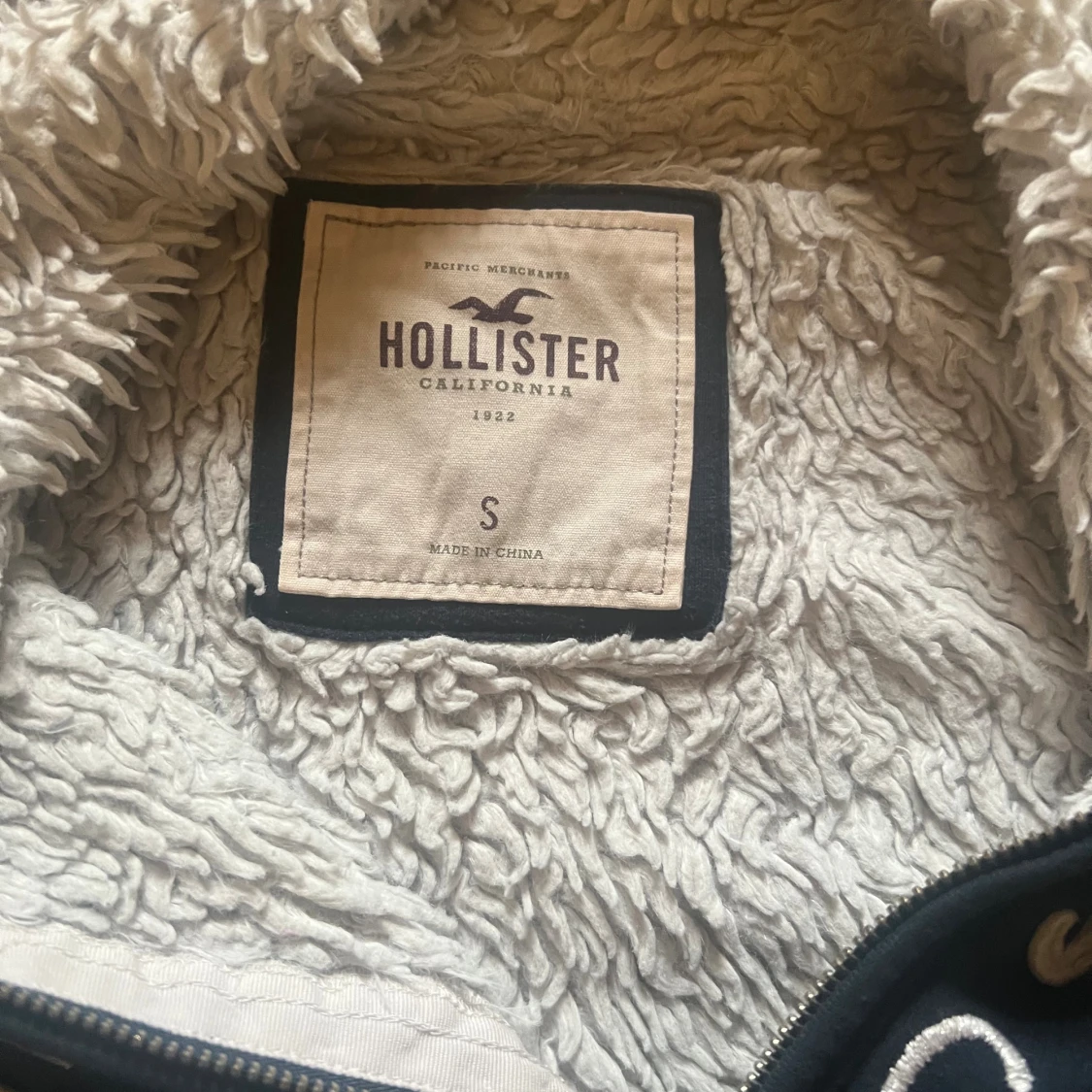 Marinblå hoodie från Hollister - 2