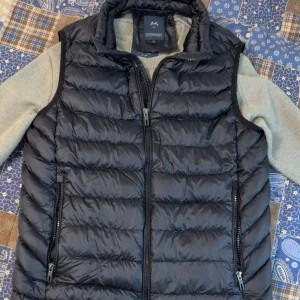 Lindbergh Väst - Jättesnygg och helt oanvänd Lindbergh väst, perfekt till alla klimat. Nypris (1000+kr) Vid frågor är det bara att ställa.