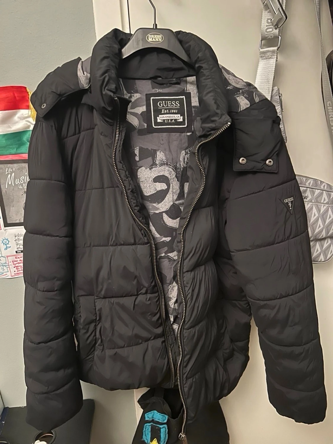 Svart pufferjacka från Guess - 1