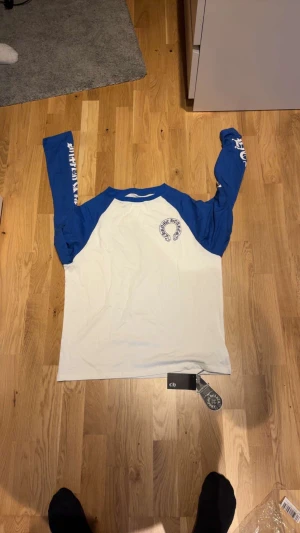 Chrome Hearts långärmad  - Denna tröjan är INTE äkta men man ser KNAPPT skillnad på denna och en äkta. 