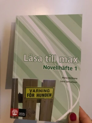 Läsa till max Novellhäfte 1 - Perfekt för dig som vill läsa skönlitteratur på lätt svenska! Novellhäfte 1 passar både ungdomar och unga vuxna som studerar svenska som andraspråk eller har lässvårigheter. Innehåller ordlistor, diskussionsövningar och tips för läraren.