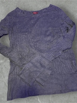 Grå stickad tröja från Merona  - Säljer en jättefin grå tröja. Den är perfekt för dig som vill ha lite stil! Skick: 8/10🌟Den är grå och har lent tyg så den sitter skönt! Den är i storlek M men sitter mycket mer som S🙌 skriv gärna om ni är intresserade eller har funderingar🤗