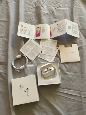 Helt nya aiiir pods 3  oööpnad får ni  - Det Helt nya aiiir pods 3  oööpnad får ni de ingår papper och usbkabel laddare alltså och den har många funktioner tex om du har iPhone kopplar du den direkt kommer den registreras i hitta appen så du kan spåra den så den ej blir borta osv och ni kan kolla serienummer för bevis till äkta