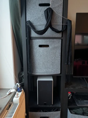 Svart lång fransväst - Säljer en svart väst med långa fransar som ger en cool och edgy vibe. Västen är öppen framtill och har ett tunt, lätt material som faller snyggt. Perfekt för att addera lite extra stil till din outfit.