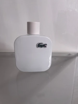 Lacoste L.12.12 White EdT - Stilren parfym från Lacoste med ikonisk krokodillogo. Volym: 100 ml. Perfekt för dig som gillar sportig och fräsch design.