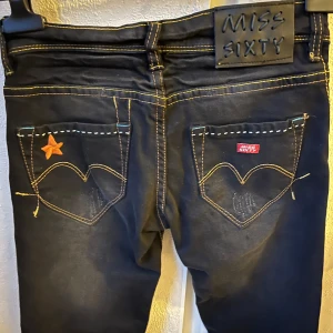 Skinny jeans - Skinny low rise jeans från miss sixty i storlek 25. De har små defekter och är lite luddiga men det fixas självklart innan de skickas. För små för mig så säljer dem 