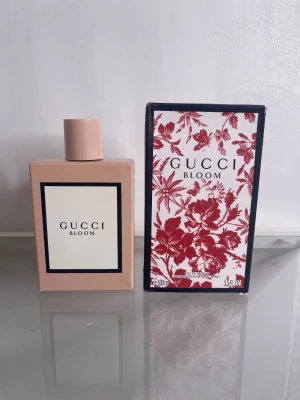 Gucci Bloom Eau de Parfum 100ml - Gucci Bloom Eau de Parfum i en stilren rosa flaska. Volymen är 100 ml. Perfekt för dig som vill ha en ikonisk och trendig parfym från ett välkänt modehus.