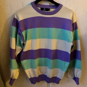 Randig pastellfärgad tröja - Stickad tröja från märket Heartbreak. Köpt på asos. Är lite nopprig men det syns inte på håll.