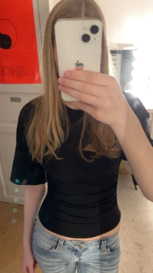 Tshirt från gina - Jätte fin tshirt som sitter tajt i midjan från gina tricot, använd kanske 1-2 gånger💞 Inga defekter, i storlek XS