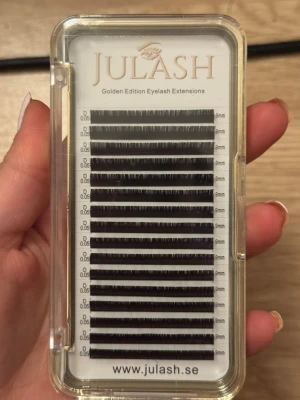 Julash Eyelash Extensions 9mm - Golden Edition Eyelash Extensions från Julash, svarta fransar med D-böj, tjocklek 0.05 mm och längd 9 mm. Kommer i en transparent och guldig ask med flera rader för enkel applicering. Perfekt för dig som vill ha fylliga och snygga fransar.