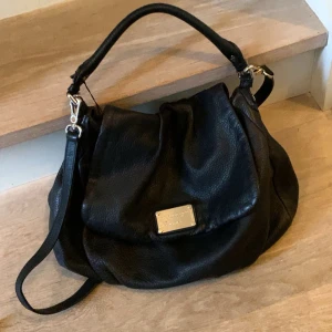 SILVER OCH SVART Marc by Marc Jacobs väska  - OBS: Den första bilden visar väskan när jag köpte den, & de två sista visar hur den ser ut idag!!! Det hängande bandet har tappats bort & ingår därför inte! OBS: Väskan är mycket använd & har mycket tydliga tecken på användning (hela väskan), Därför är priset förhandlingsbart och mycket nedsatt!!! Köpt för 4000 kr på Sellpy. Vet ej om defkterna går att fixa, så va beredd på skicket! Hör gärna av dig vid frågor eller om du vill se fler bilder! OBS Alla bilder är mina egna!!! 