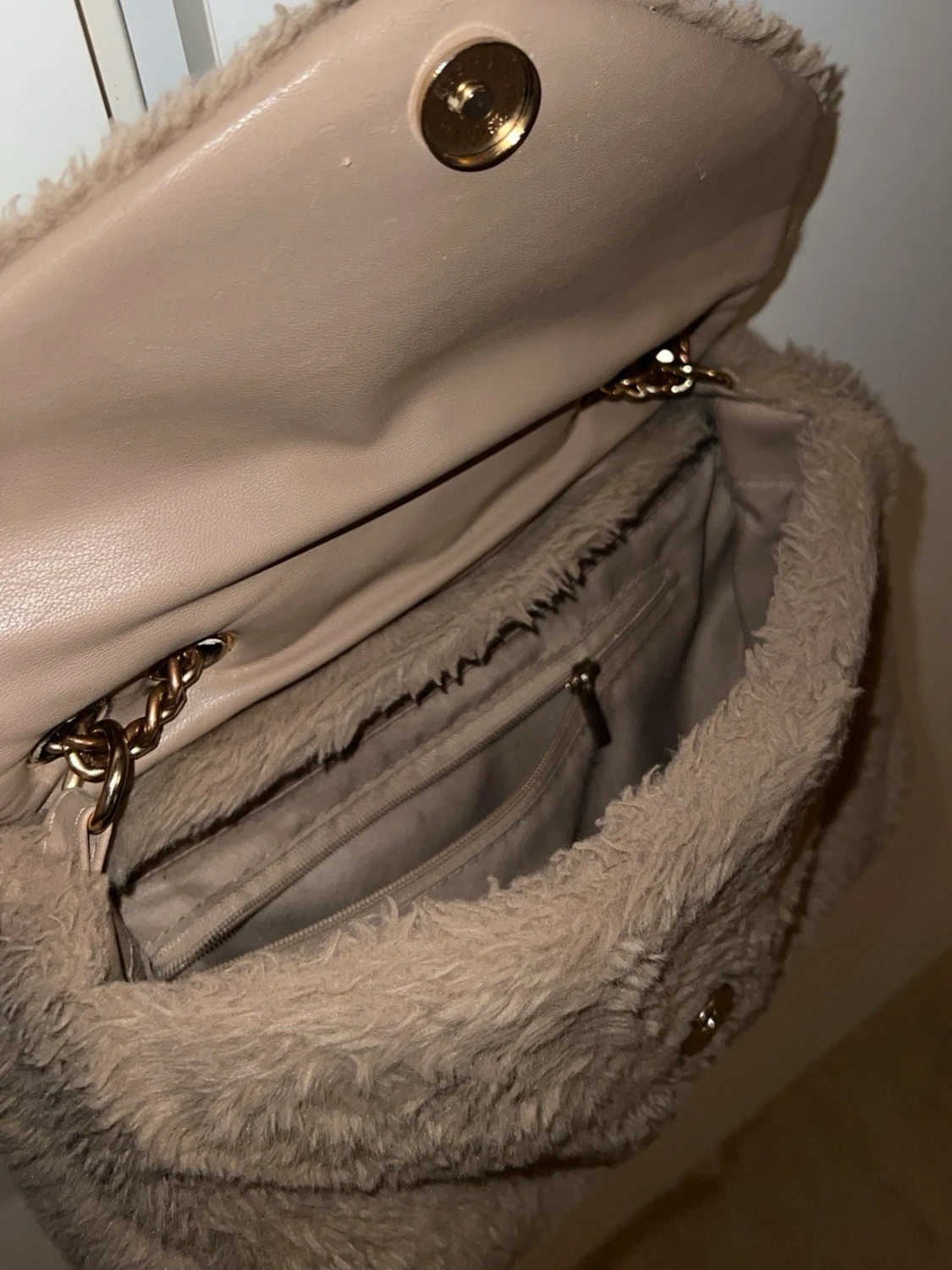 Beige fluffig axelväska från AV - 3