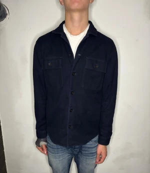 Mörkblå East West Overshirt - Storlek - L | Skick:10/10 | Nypris: 1200kr Tveka inte att höra av er vid frågor!