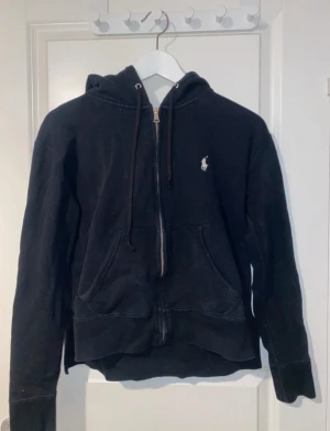 Kofta  - Dam modell med slits vid höfterna. Passar även S. Vet inte om den är äkta🤷🏻‍♀️