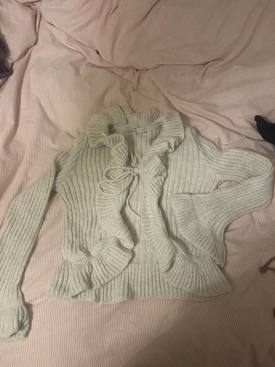 Beige stickad kofta med volang från Bershka