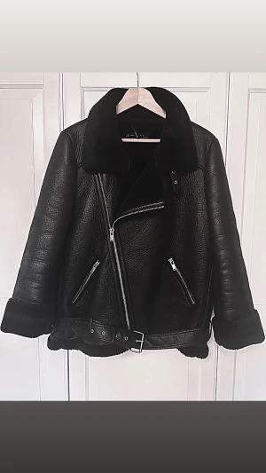 Shearling jacka  - Säljer en svart shearling jacka med fordring. Jackan är ifrån zara och har använts sparsamt, öglan som används för att hänga upp jackan med är trasig. 