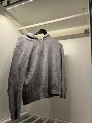 Kashmir hoodie  - Kashmir hoodie storlek xs, väldigt skönt och elegant hoodie som passar till det mesta, väldigt skönt material som får en hoodie till en exklusiv känsla! 