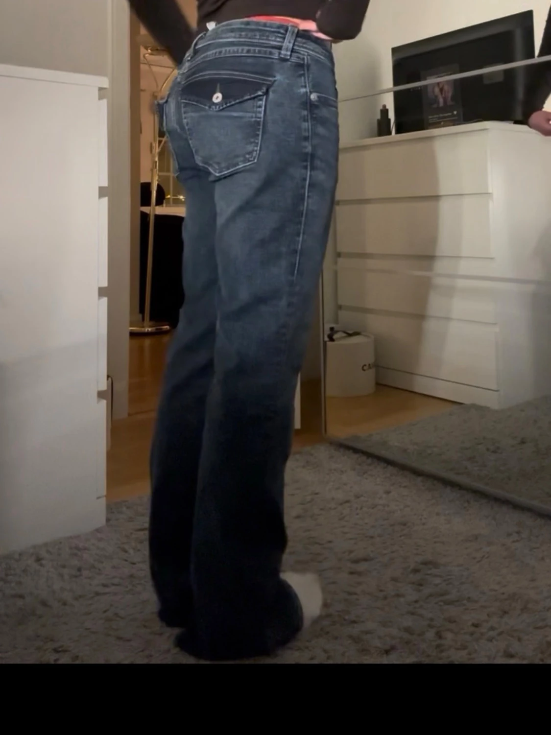 Mörkblå bootcut jeans med fickdetaljer - 2