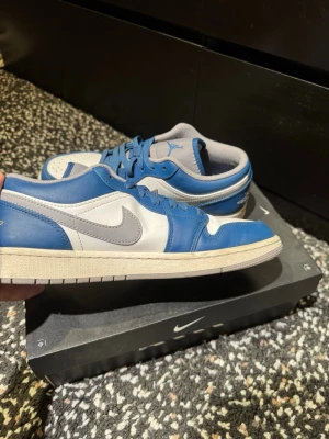 Nike Jordan 1 Low - Nike Air Jordan 1 Low sneakers, mycket bra skick, storlek 43