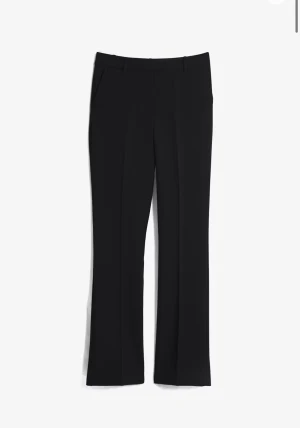 Vera Tall Kostymbyxor  - Säljer mina svarta kostymbyxor från bikbok då de är för stora och för långa💕Lite slitna längst ner när jag trampat på dem men inget som man tänker på 