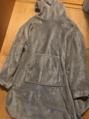 Filt hoodie - Jätteskön filthoodie!! Perfekt nu till vintern ( på lappen står de storlek l-xl men passar mig perfekt och sitter super bra som har storlek S! Den går liksom till knäna!