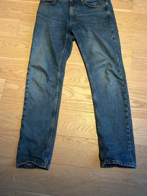 Nudie Jeans Gritty Jackson Day Dreamer - Schyssta jeans. Lätt tvätt. Inga skador. W32/L31. Bra Pris. Nypris 1800kr.