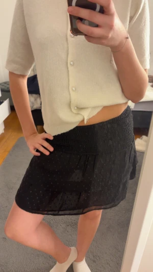 Svart volangkjol från Gina Tricot - Supersöt svart kortkjol från Gina Tricot med små prickar och volanger. Väldigt bra skick, andvänt få gånger 