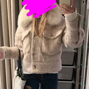Meotine jacka - Säljer nu denna snygga o mysiga jacka🩷 fint skick, förutom en liten fläck på insidan, vet inte var den kommer ifrån men man ser den ju aldrig, eftersom det är på insidan!! Nypris: 5000💞 pälskragen går att ta av, och snygg att använda även utan pälsen! skriv om du har frågor🥰🥰