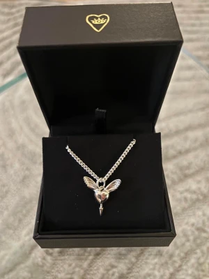 Maria Nilsdotter halsband - Helt ny Maria Nilsdotter halsband med kvitto, box och presentpåse. Halsbandet är 55 cm lång. Nypris 2554 kr.  Säljes för 1700:- 