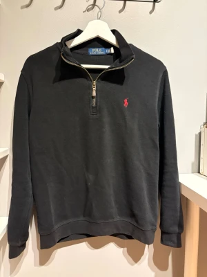 Quarter zip Raplh Laurent - Svart, trendig quarter zip för 649. Gott skick 8/10👌🏻 Mitt pris 649kr ,nypris 2300kr Storlek SP Hör av er vid minsta tvekan🙌