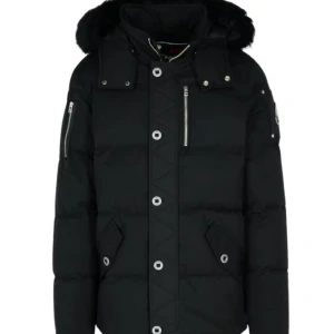 Svart Moose Knuckles pufferjacka, OBS utan huva - Snygg svart pufferjacka men tyvärr har jag inte huvan kvar, köpte denna i en secondhand butik så gör en intressekoll. Jackan har silverfärgade dragkedjor, stora knappar och flera fickor. Perfekt för kalla dagar och ger en cool streetstil. Hör av dig vid frågor eller bilder ☺️