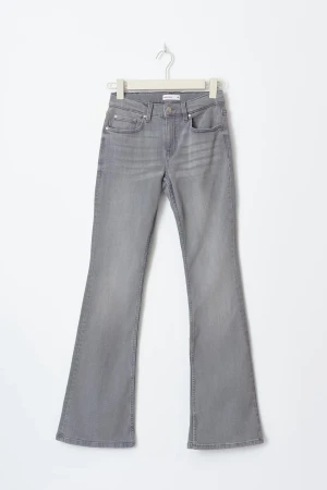 gråa jeans - gråa jeans i storlek 38 men passar mig med s! uppsydda 🤗