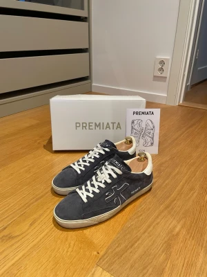 Premiata skor - Tjena! Säljer nu dessa Premiata skor. Storlek 42. Skick 9/10. Nypris på dessa är ca 3000 och mitt pris 2299, (pris kan diskuteras vid snabb affär). Allt og ingår!! Hör gärna av er vid minsta fundering/fråga. MVH JL Sellout