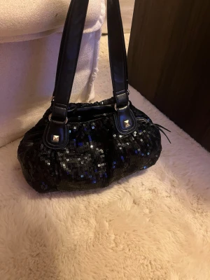 Paljett väska next - Superfin paljettväska från märket next. Får plats med mycket i den!! 2 innerfack som visas på bild🥰 I mycket bra skick