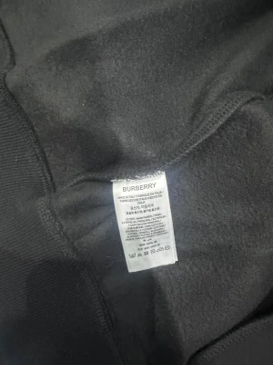 Burberry Kofta - Storlek M men passar bättre S och XS. Helt oanvänd. Pris kan absolut diskuteras