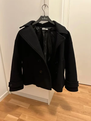 Kappa - Jag säljer min kappa ifrån design by si. Den är använd ett par gånger och har tecken på användning. Ena fickan är lite sydd då några sömmar hade gått sönder.